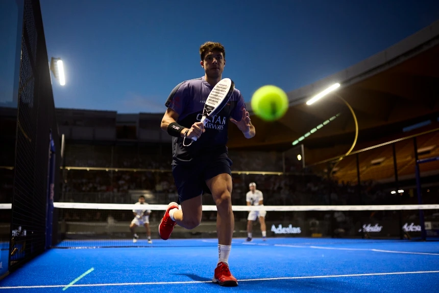 Een padelspeler sprint naar de bal