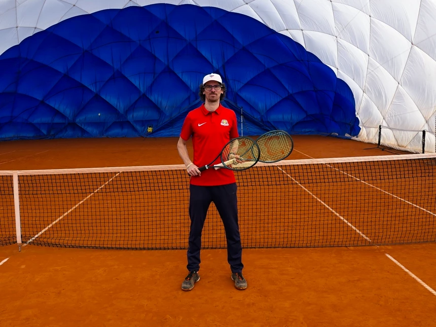 Michal Bayerl beim Testen der Wilson Blade V9 Tennisschläger